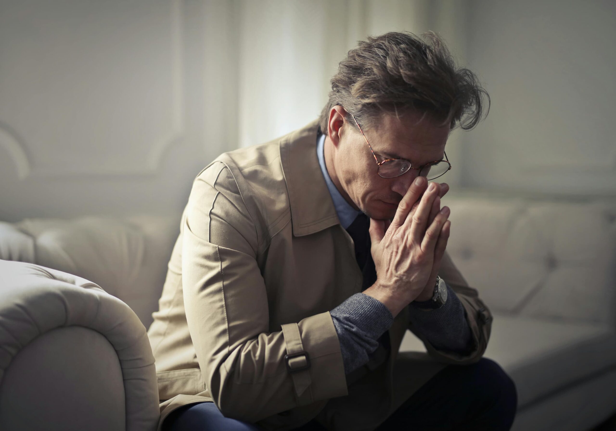 Homme en souffrance au travail, illustrant les raisons de quitter son emploi